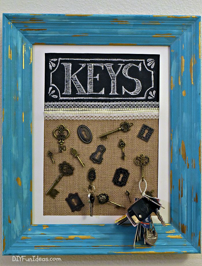DIY KEY HOLDER & CHALKBOARD PICTURE FRAME - Never Lose Your Keys Again!