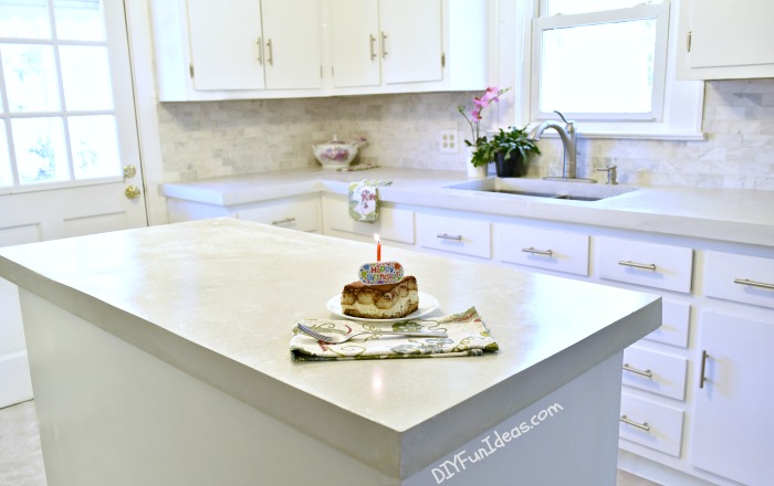 GORGEOUS BUDGET KITCHEN MAKEOVER WITH WHITE CONCRETE COUNTERTOPS